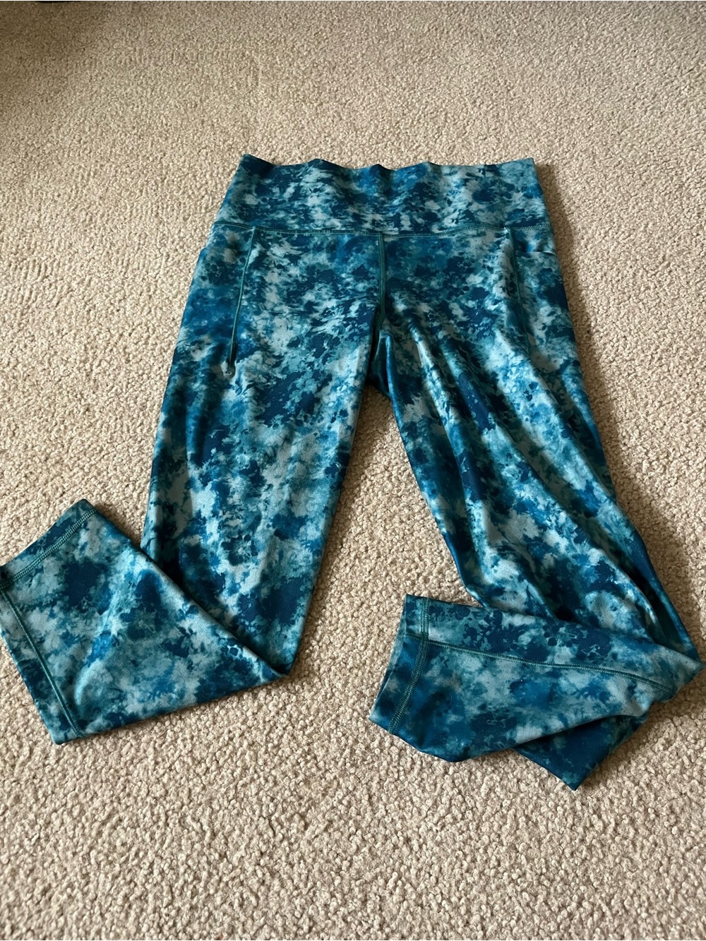 Women’s Athleta Tid-die active leggings with pocket. Salutation Stash High-rise